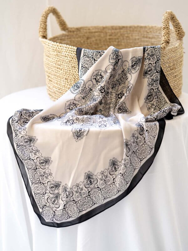 Μαντήλι "Grey Silk". Γυναικείο μαντήλι σε απαλό γκρι χρώμα με μαύρο print. Κλασσικό. Μπορεί να φορεθεί στον λαιμό, στα μαλλιά ή στην τσάντα | Φουλάρια & Μαντληλια Pikok.gr